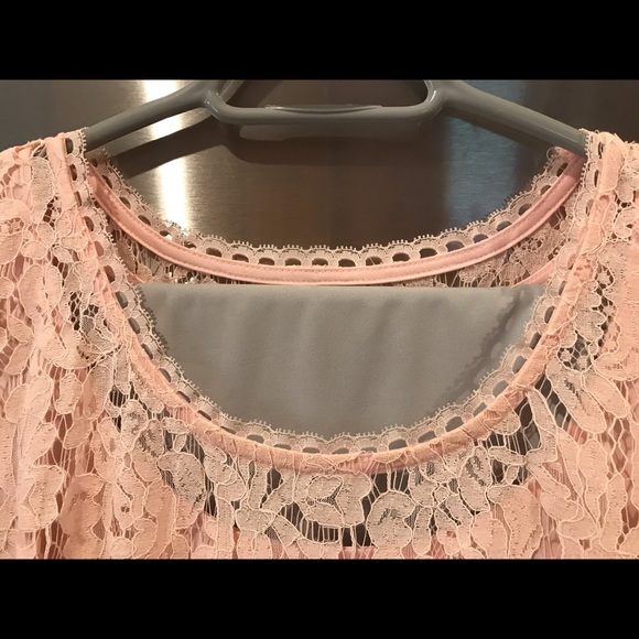 New Isaac Mizrahi Live Lace Peplum Lined Top in Blush - Picture 2 of 7